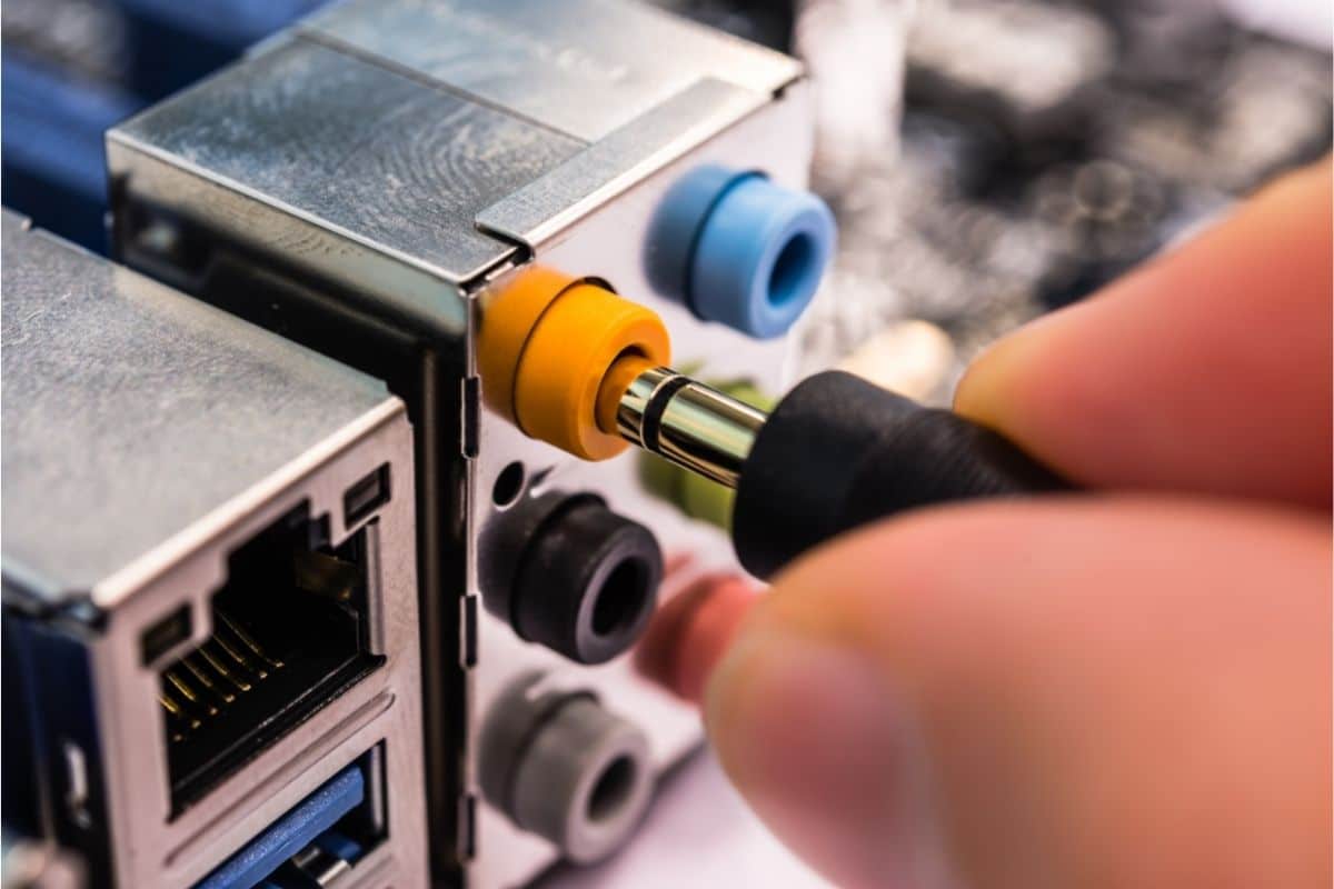 How to Connect a Subwoofer to an Old Amplifier