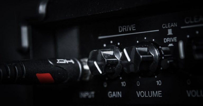 how to adjust gain on amp