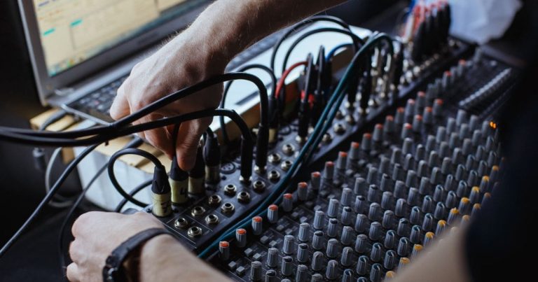 how to connect mixer to amplifier