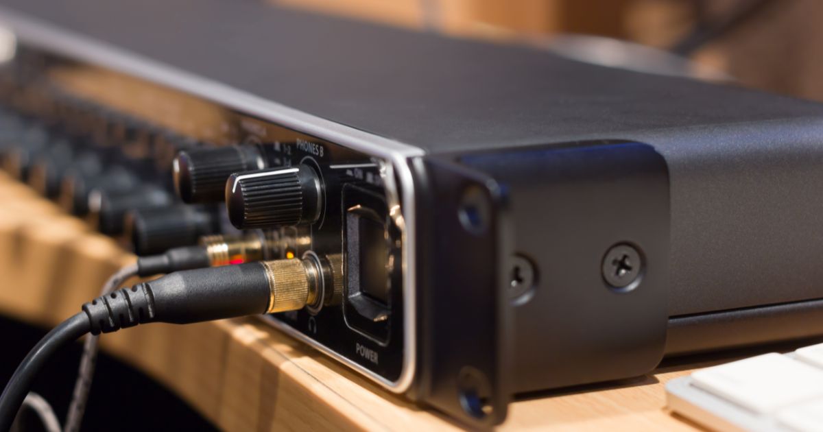 Sound Amplifier connect to microphone and mixer
