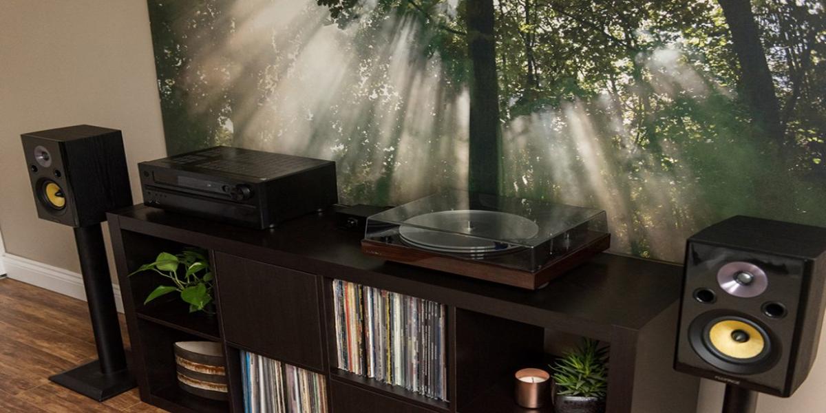 Balanced beginner home audio system with integrated amplifier, turntable, and bookshelf speakers